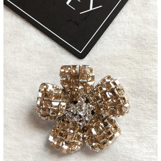 FOXEY(フォクシー)の値下げ☆FOXEYフォクシー☆FlowerBroochお花ブローチシャンパン新品 レディースのアクセサリー(ブローチ/コサージュ)の商品写真