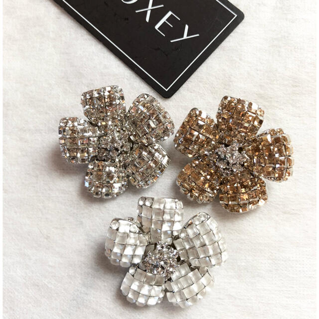 FOXEY(フォクシー)の値下げ☆FOXEYフォクシー☆FlowerBroochお花ブローチシャンパン新品 レディースのアクセサリー(ブローチ/コサージュ)の商品写真