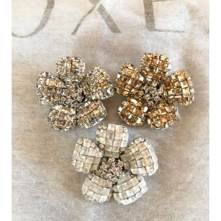 フォクシー(FOXEY)の☆FOXEYフォクシー☆Flower Broochお花のブローチ♪ホワイト未使用(ブローチ/コサージュ)