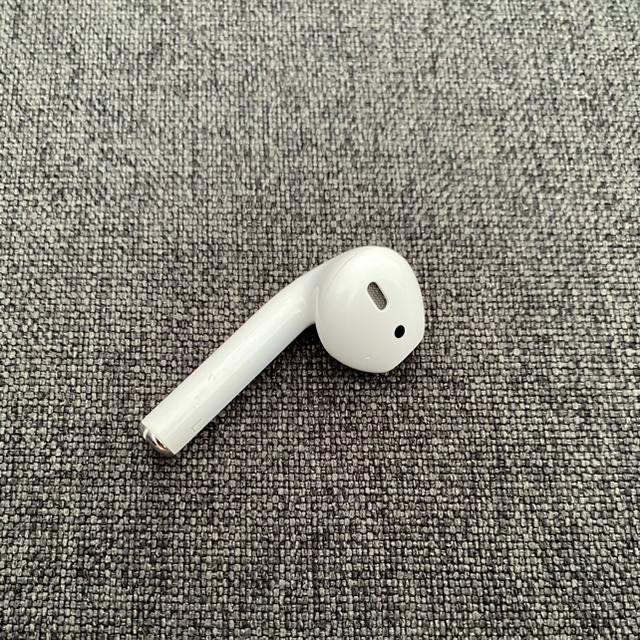 Apple(アップル)のAirPods 第二世代　左耳　（L） スマホ/家電/カメラのオーディオ機器(ヘッドフォン/イヤフォン)の商品写真