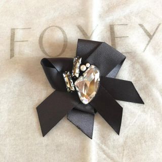 フォクシー(FOXEY)の【専用】☆FOXEYフォクシー☆RibbonWaltzラインストーンブローチ新品(ブローチ/コサージュ)