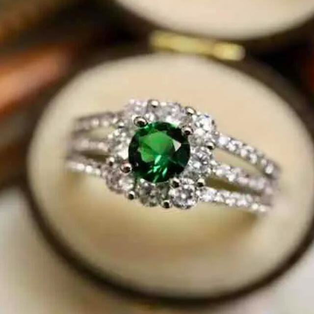 【GR057】グリーンの高見えゴージャスczダイヤモンドゴージャスリング指輪 レディースのアクセサリー(リング(指輪))の商品写真
