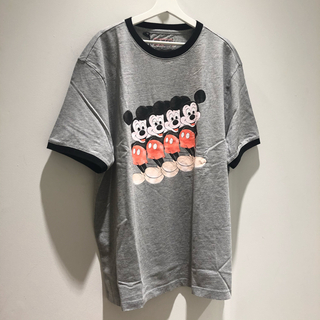 ゲス(GUESS)のGUESS × ミッキー XLサイズ ミッキー グレー Tシャツ 新品未使用(Tシャツ/カットソー(半袖/袖なし))