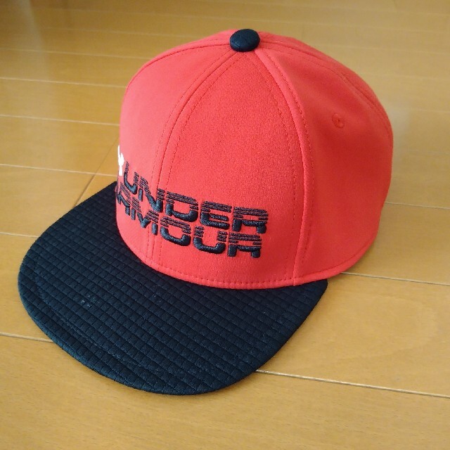 UNDER ARMOUR(アンダーアーマー)のアンダーアーマー　キャップ　レッド✕ブラック メンズの帽子(キャップ)の商品写真