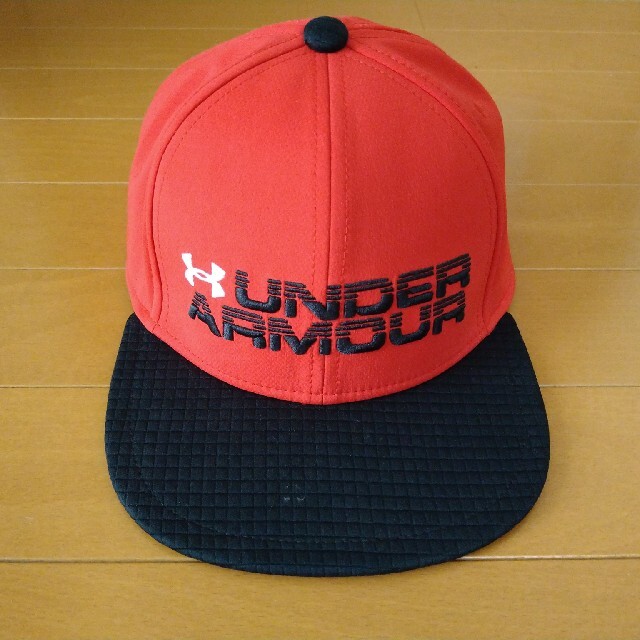 UNDER ARMOUR(アンダーアーマー)のアンダーアーマー　キャップ　レッド✕ブラック メンズの帽子(キャップ)の商品写真