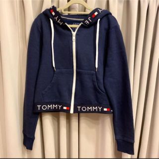 トミーヒルフィガー(TOMMY HILFIGER)のtommy ショート丈　ジップパーカー　パーカー　(パーカー)