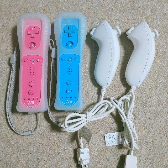 Wii(ウィー)のWiiリモコンプラス（ピンク＋ブルー）ヌンチャク（白ｘ2） エンタメ/ホビーのゲームソフト/ゲーム機本体(家庭用ゲーム機本体)の商品写真