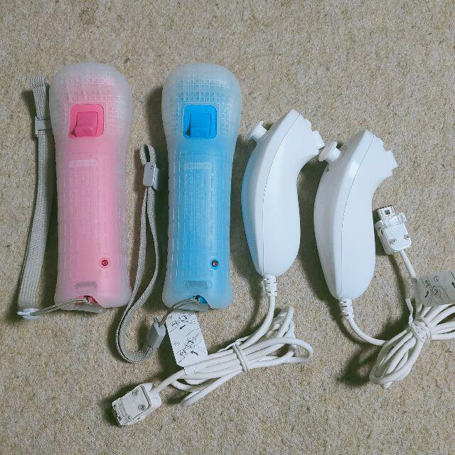 Wii(ウィー)のWiiリモコンプラス（ピンク＋ブルー）ヌンチャク（白ｘ2） エンタメ/ホビーのゲームソフト/ゲーム機本体(家庭用ゲーム機本体)の商品写真