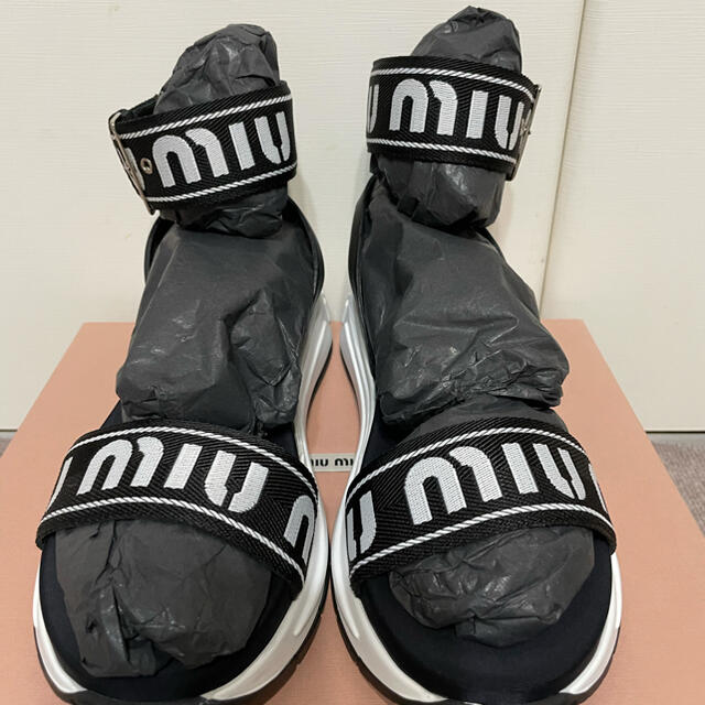 miumiu(ミュウミュウ)の新品未使用　ミュウミュウ　ロゴサンダル レディースの靴/シューズ(サンダル)の商品写真
