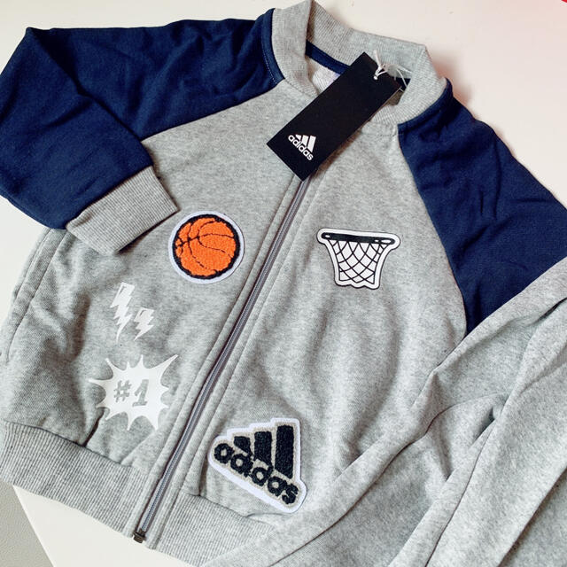 adidas(アディダス)の95 新品 アディダス セットアップ キッズ グレー スウェット ジャージ キッズ/ベビー/マタニティのキッズ服男の子用(90cm~)(Tシャツ/カットソー)の商品写真