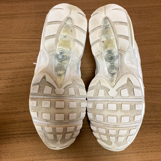 NIKE(ナイキ)のNIKE WMNS AIR MAX 95 TRIPLE WHITE スニーカー メンズの靴/シューズ(スニーカー)の商品写真