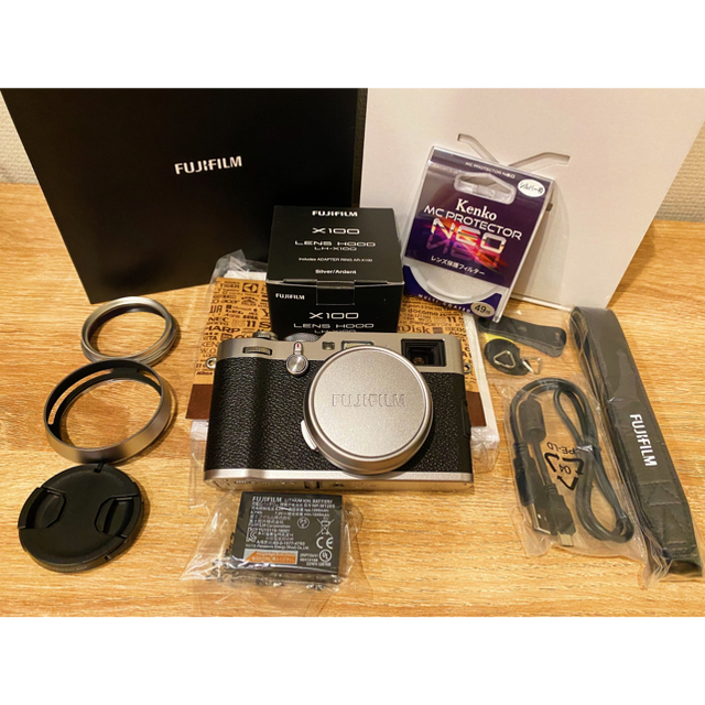 最安値】 富士フイルム X100Fシルバー(購入1年未満品) 富士フイルム