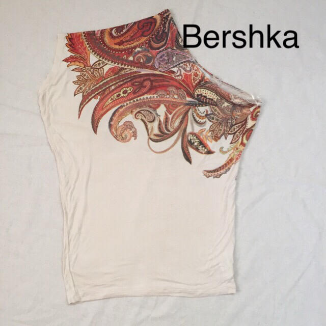 Bershka(ベルシュカ)のベルシュカ ワンショルダー トップス 秋物 レディースのトップス(Tシャツ(半袖/袖なし))の商品写真