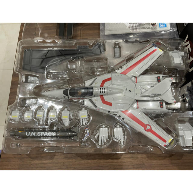 BANDAI(バンダイ)のDX超合金 VF-1J バルキリー(一条輝機) 初回限定版  超時空要塞マクロス エンタメ/ホビーのフィギュア(アニメ/ゲーム)の商品写真