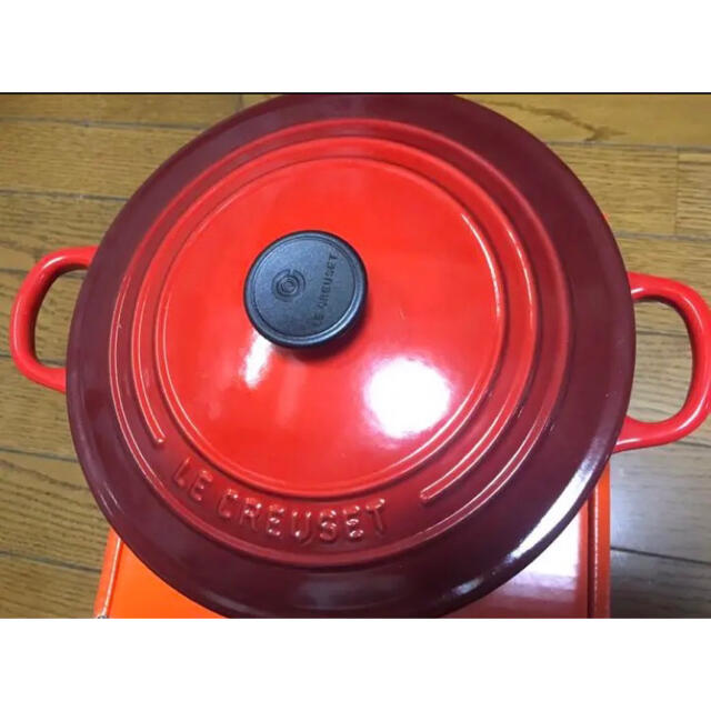 LE CREUSET(ルクルーゼ)の新品 未使用 ルクルーゼ ココットロンド 22cm レッド BBQ グランピング スポーツ/アウトドアのアウトドア(調理器具)の商品写真