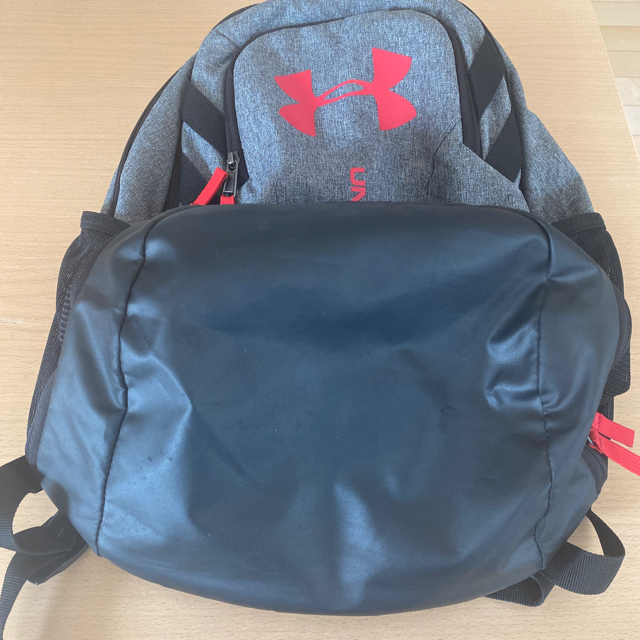 UNDER ARMOUR(アンダーアーマー)のチョコ様専用　アンダーアーマー　リュック メンズのバッグ(バッグパック/リュック)の商品写真