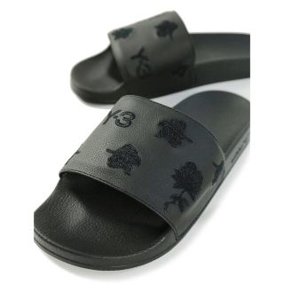 ワイスリー(Y-3)のY-3 ADILETTE AOP(BLACK/G26892) 新品(サンダル)