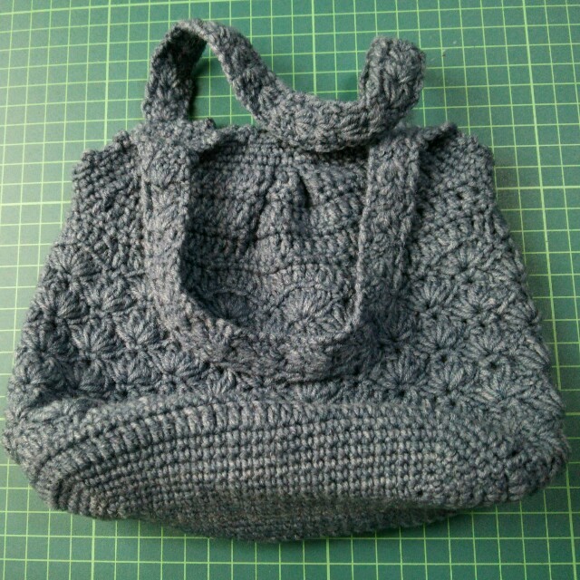 手編み 秋冬物ミニバック ハンドメイドのファッション小物(バッグ)の商品写真