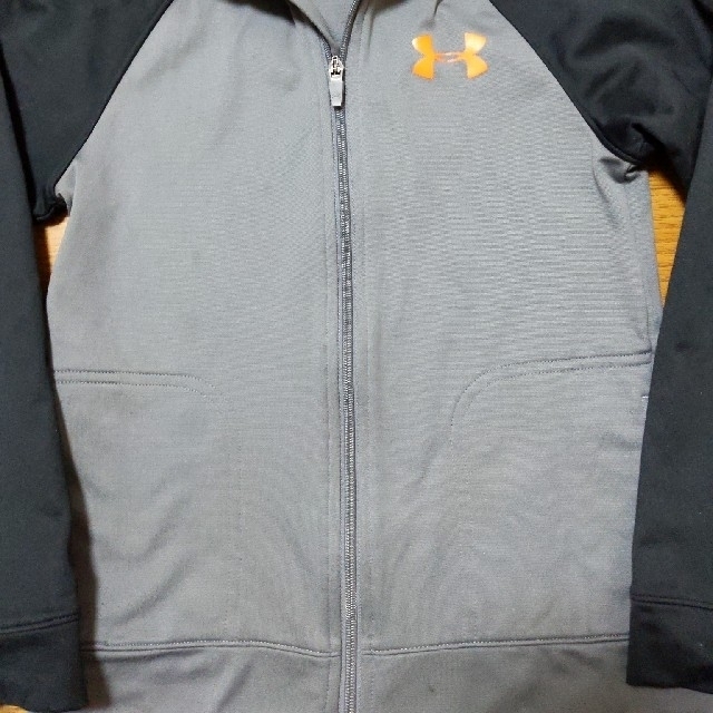 UNDER ARMOUR(アンダーアーマー)のUNDER ARMOUR キッズ用ジャージ上のみ サイズYMD キッズ/ベビー/マタニティのキッズ服男の子用(90cm~)(ジャケット/上着)の商品写真