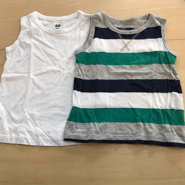 H&M(エイチアンドエム)のH&Mタンクトップ2枚セット☆size90 キッズ/ベビー/マタニティのキッズ服男の子用(90cm~)(Tシャツ/カットソー)の商品写真