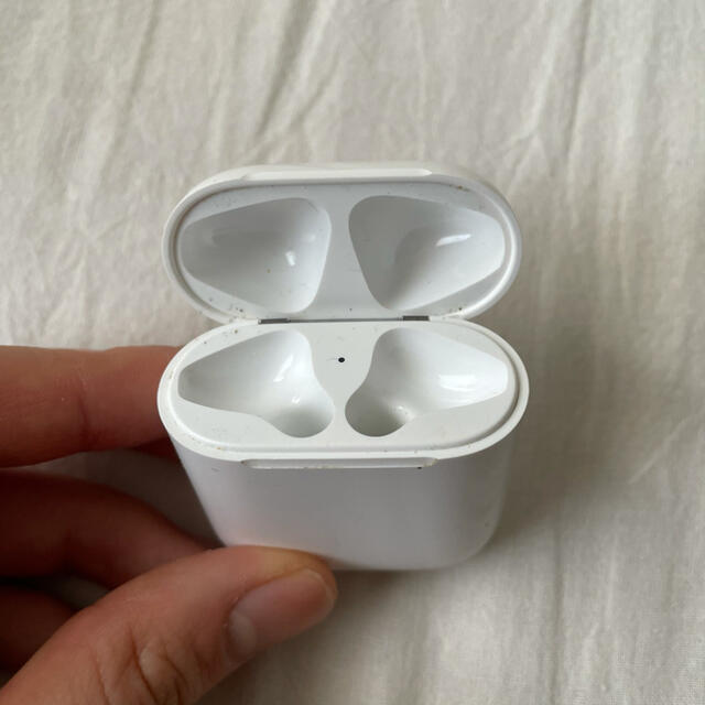 Apple(アップル)のAirPods エアポッズ ケース 両耳 スマホ/家電/カメラのオーディオ機器(ヘッドフォン/イヤフォン)の商品写真