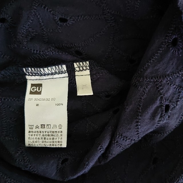GU(ジーユー)のGU ジーユー トップス濃紺レース ブラウス プルオーバー レディースのトップス(シャツ/ブラウス(半袖/袖なし))の商品写真