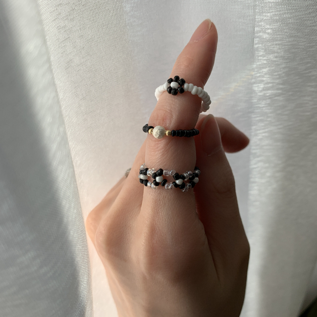 BEAMS(ビームス)のパール　モノトーン　ビーズリング　ビーズアクセサリー　韓国 ハンドメイドのアクセサリー(リング)の商品写真