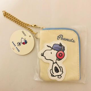 スヌーピー(SNOOPY)のスヌーピーパスケース　ホワイト(パスケース/IDカードホルダー)