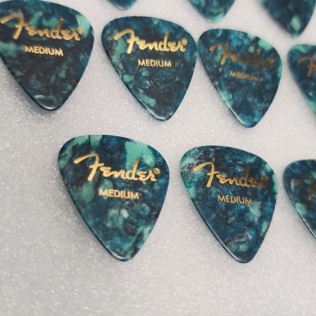 Fender(フェンダー)のFender  ピック OCEAN TURQUOISE ミディアム 10枚 楽器のギター(エレキギター)の商品写真