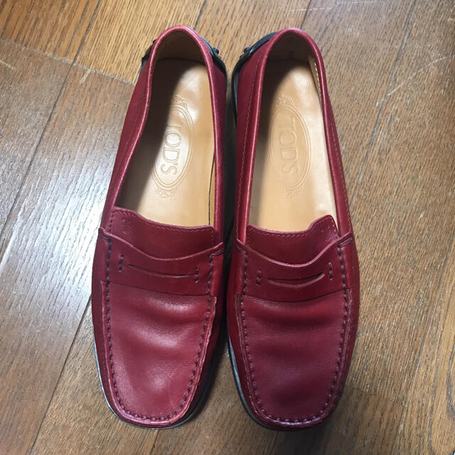 赤　ローファー　TOD’S