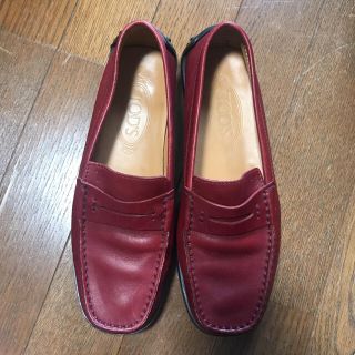 トッズ(TOD'S)の赤　ローファー　TOD’S(ローファー/革靴)