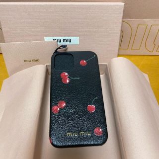 ミュウミュウ(miumiu)の人気品薄❗️Miu Miu ブラックチェリー柄iPhone12/12proケース(iPhoneケース)