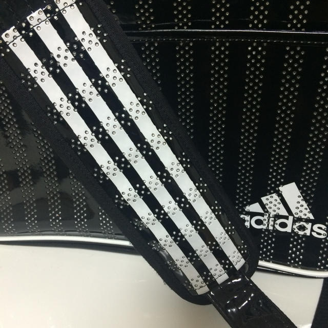 adidas(アディダス)のアディダス(*^^*)エナメルバック メンズのバッグ(ショルダーバッグ)の商品写真