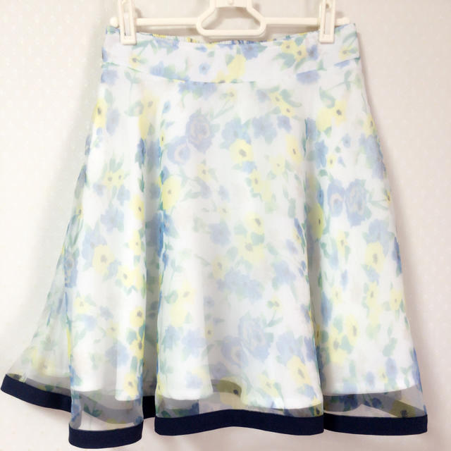 allamanda(アラマンダ)の裾テープ花柄スカート レディースのスカート(ひざ丈スカート)の商品写真