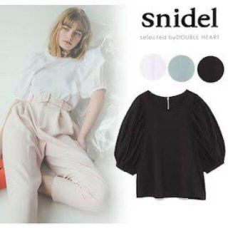 スナイデル(SNIDEL)のsnidelパフスリーブ ブラウストップスプルオーバー ホワイトカラー(シャツ/ブラウス(長袖/七分))