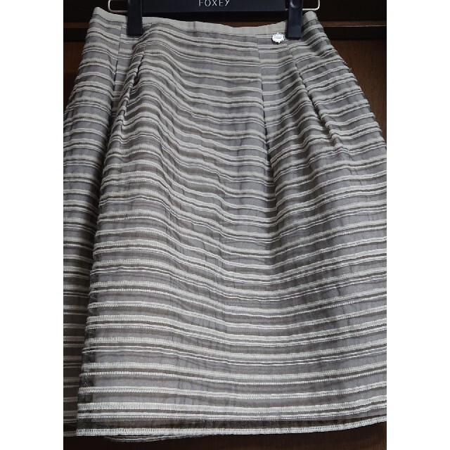 FOXEY(フォクシー)のお値下げ フォクシー オーガンジー プラチナムボーダー スカート レディースのスカート(ひざ丈スカート)の商品写真