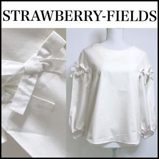 ストロベリーフィールズ(STRAWBERRY-FIELDS)の〖未使用に近い〗大人可愛い 袖リボン ホワイト ブラウス(シャツ/ブラウス(長袖/七分))