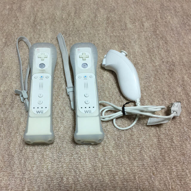 Wii(ウィー)のWii リモコン+専用ストラップ+リモコンジャケット+ヌンチャクのセット エンタメ/ホビーのゲームソフト/ゲーム機本体(その他)の商品写真