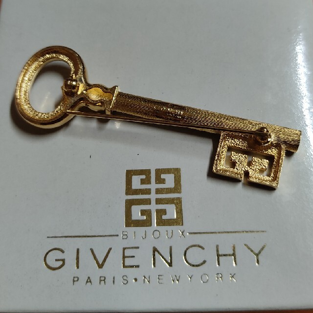 GIVENCHYブローチ-