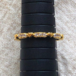 細めのゴールドカラーのハートデザインのリング(リング(指輪))
