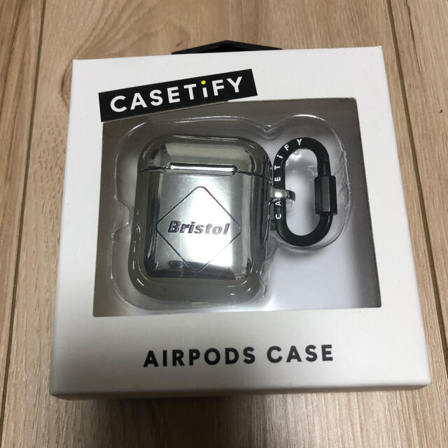 F.C.R.B.(エフシーアールビー)のFCRB CASETiFY EMBLEM AirPods CASE シルバー メンズのファッション小物(その他)の商品写真