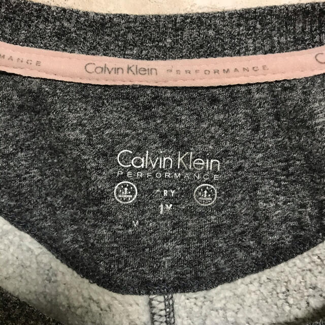 Calvin Klein(カルバンクライン)の専用です　カルバン・クライン　アシンメトリー　スウェットトレーナー　でかロゴ レディースのトップス(トレーナー/スウェット)の商品写真