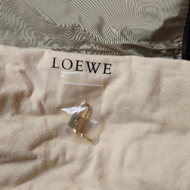 LOEWE　斜めがけバック　鍵つき