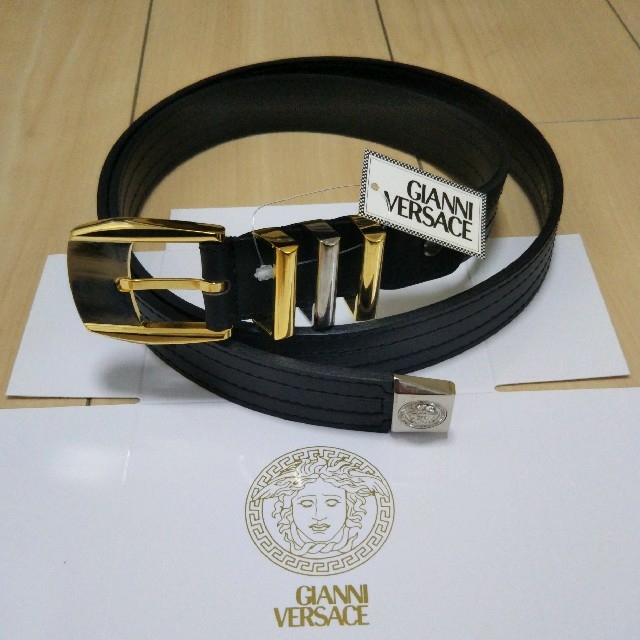 Gianni Versace(ジャンニヴェルサーチ)の新品・未使用品☆ジャンニ・ヴェルサーチ☆金銀色３連コンビ・ヴェルサーチ柄型押し メンズのファッション小物(ベルト)の商品写真