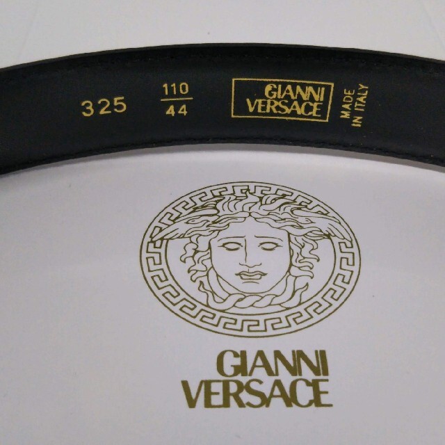 Gianni Versace(ジャンニヴェルサーチ)の新品・未使用品☆ヴェルサーチメンズベルト・金銀3連コンビ・クロコ柄型押し メンズのファッション小物(ベルト)の商品写真