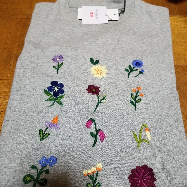 UNIQLO(ユニクロ)のユニクロ jwアンダーソン　クルーネックTシャツ花柄刺繍 メンズのトップス(Tシャツ/カットソー(半袖/袖なし))の商品写真