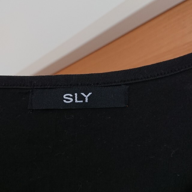 SLY(スライ)のSLYブラックTシャツ レディースのトップス(Tシャツ(半袖/袖なし))の商品写真