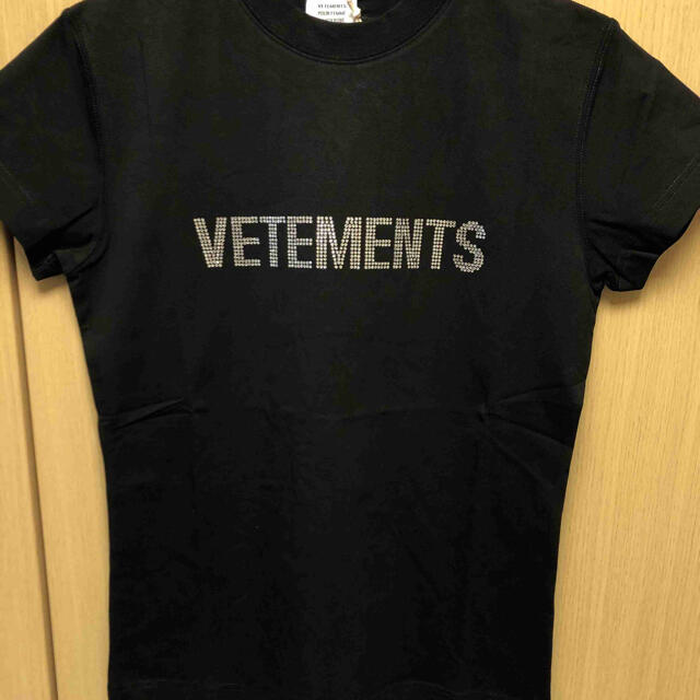 正規新品 20AW VETEMENTS ヴェトモン ラインストーン Tシャツ レディースのトップス(Tシャツ(半袖/袖なし))の商品写真