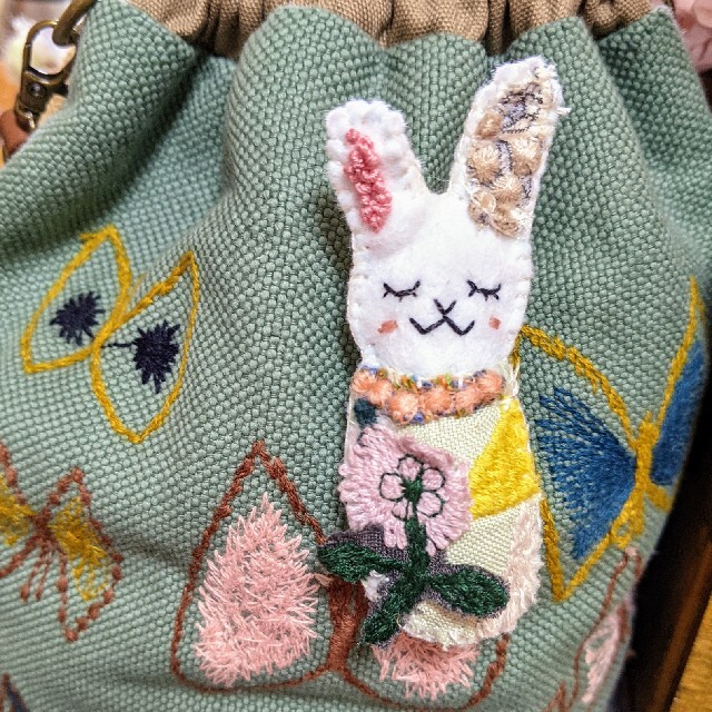 mina perhonen(ミナペルホネン)のうさちゃんブローチ☆刺繍　ミナペルホネン ハンドメイドのアクセサリー(コサージュ/ブローチ)の商品写真