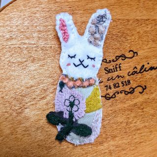 ミナペルホネン(mina perhonen)のうさちゃんブローチ☆刺繍　ミナペルホネン(コサージュ/ブローチ)